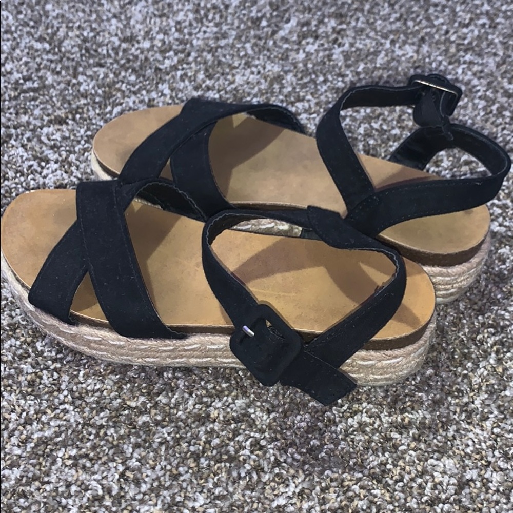 flatformed sandals